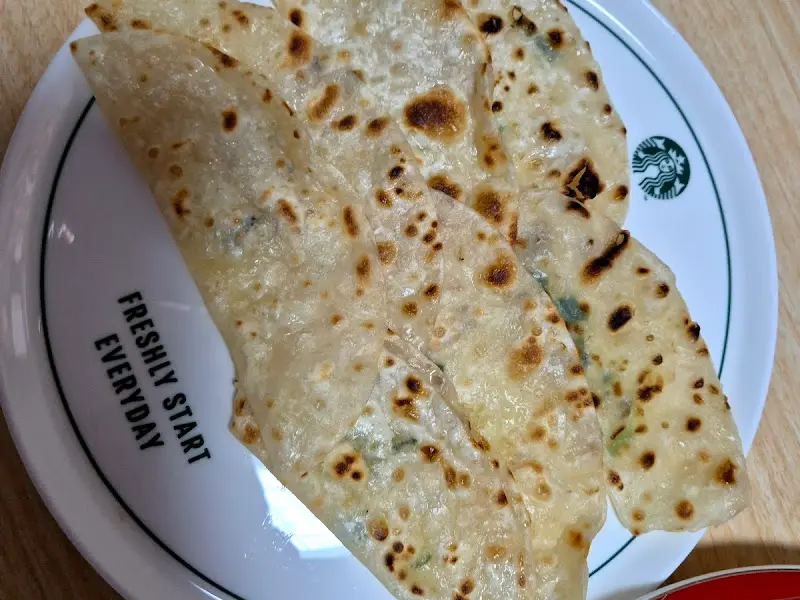 무침회와 환상적인 궁합을 자랑하는 납작만두