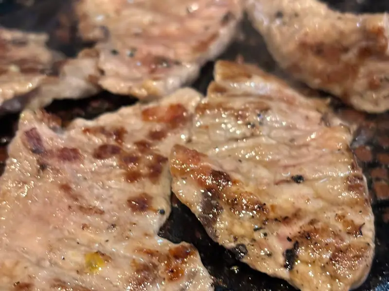 미니 화로에 구워지는 야끼니꾸