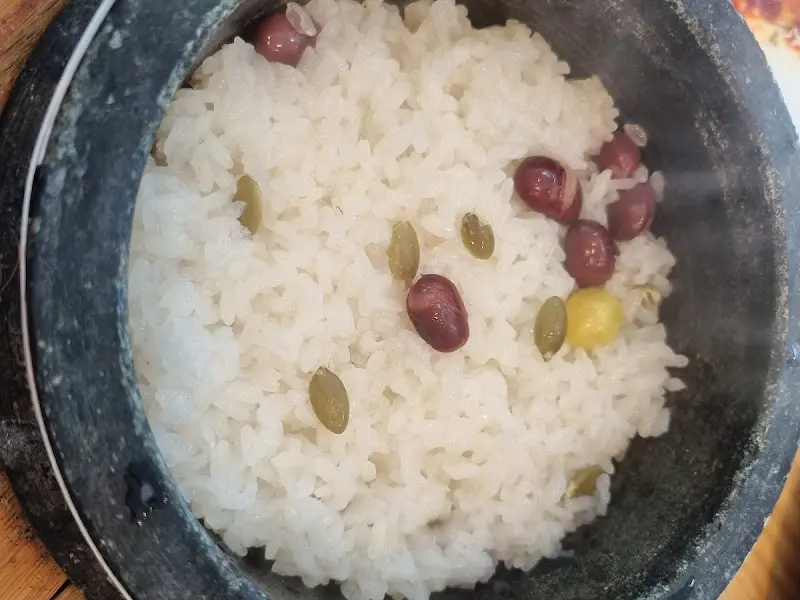 윤기가 자르르 흐르는 돌솥밥