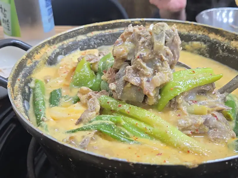 콩비지 감자탕의 고기와 우거지