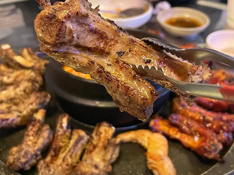 윤기가 흐르는 등갈비 살점