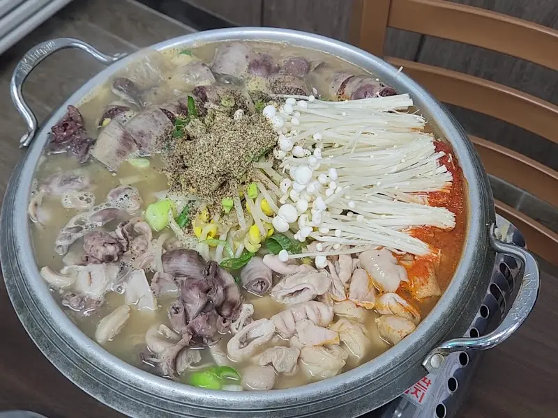 스페셜 국밥 속 순대와 내장