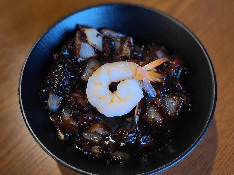 새우 한 마리가 통째로 올라간 짜장면