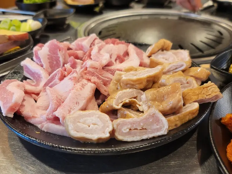 두툼한 삼겹살과 곱창이 담긴 접시