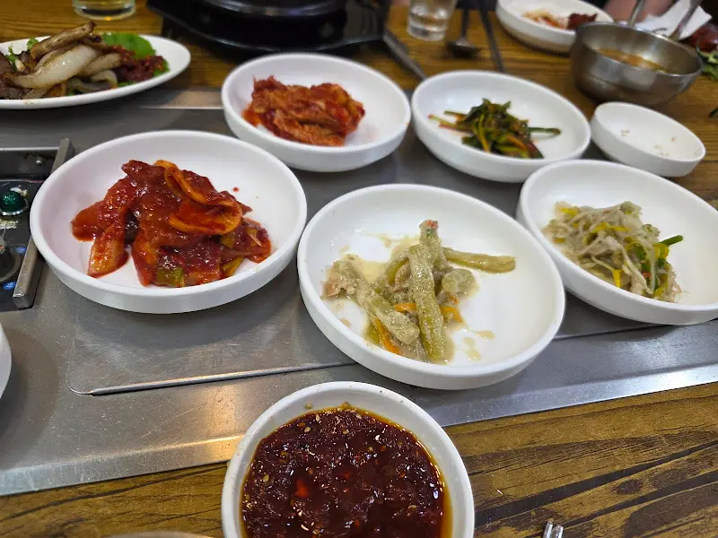 정갈하게 담겨 나온 밑반찬들