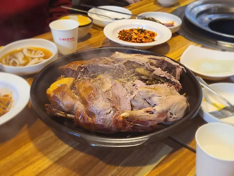 푸짐하게 차려진 오리진흙구이 한상차림