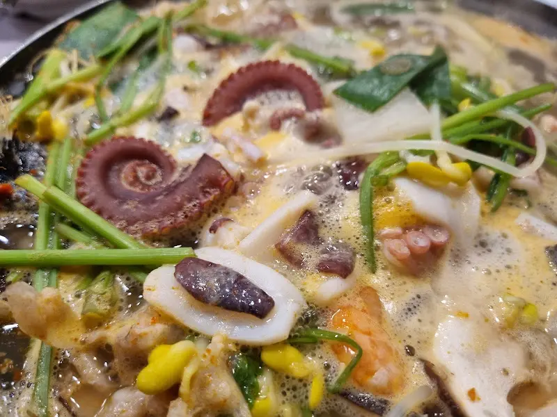 문어가 듬뿍 들어간 해물탕