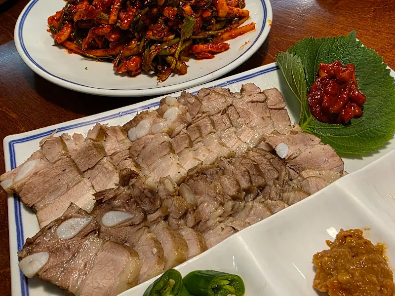 수육과 오징어 무침회의 조합