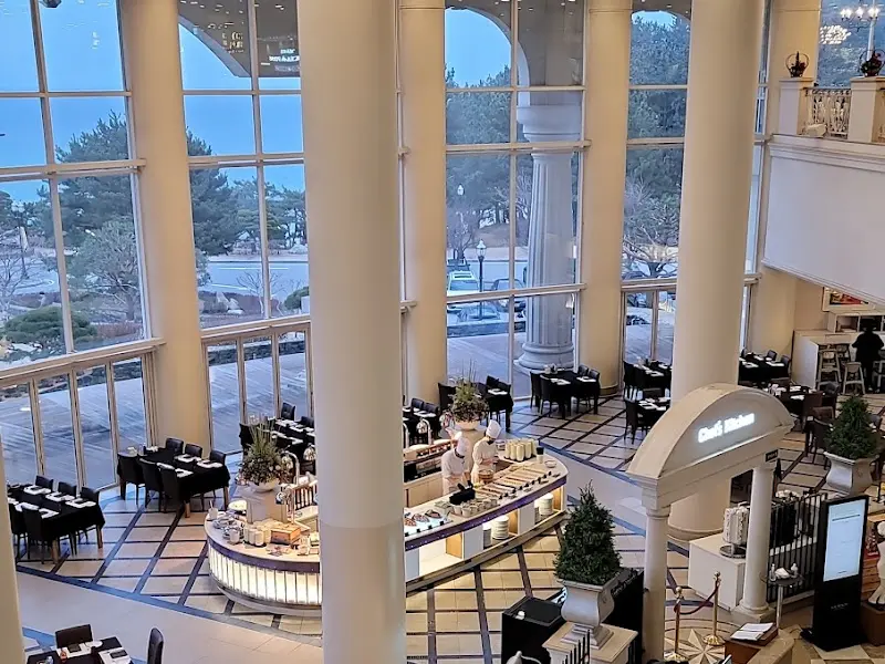 넓은 레스토랑 내부