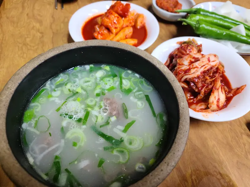 설렁탕과 함께 제공되는 깍두기, 김치, 고추