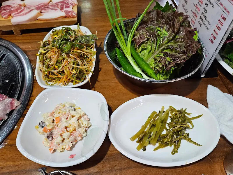 다양한 쌈 채소와 밑반찬