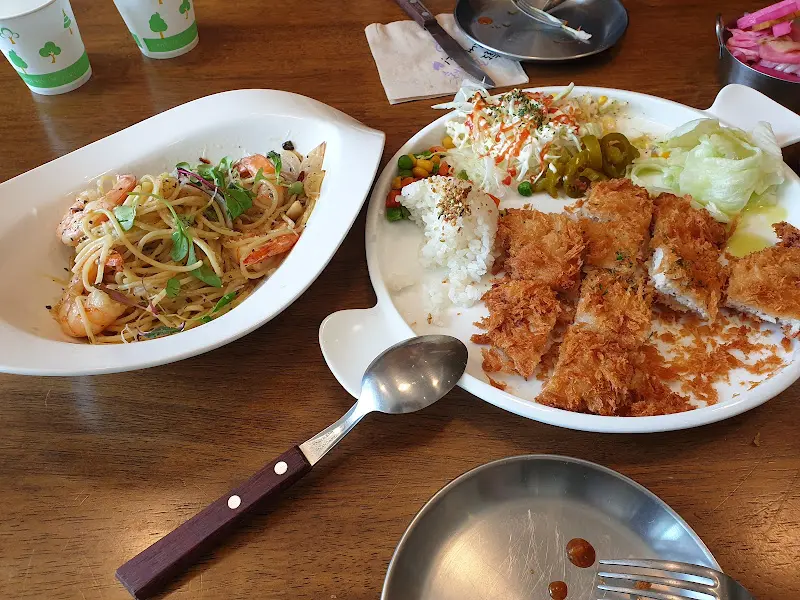 돈까스와 핫 스파게티 한 상 차림