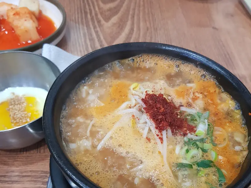 얼큰 콩나물 국밥과 곁들임 반찬