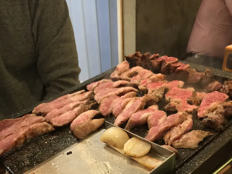 불판 위의 돼지고기와 양파