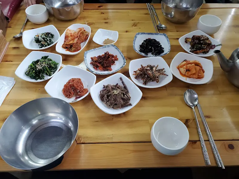 다양한 반찬들이 정갈하게 담겨있는 모습