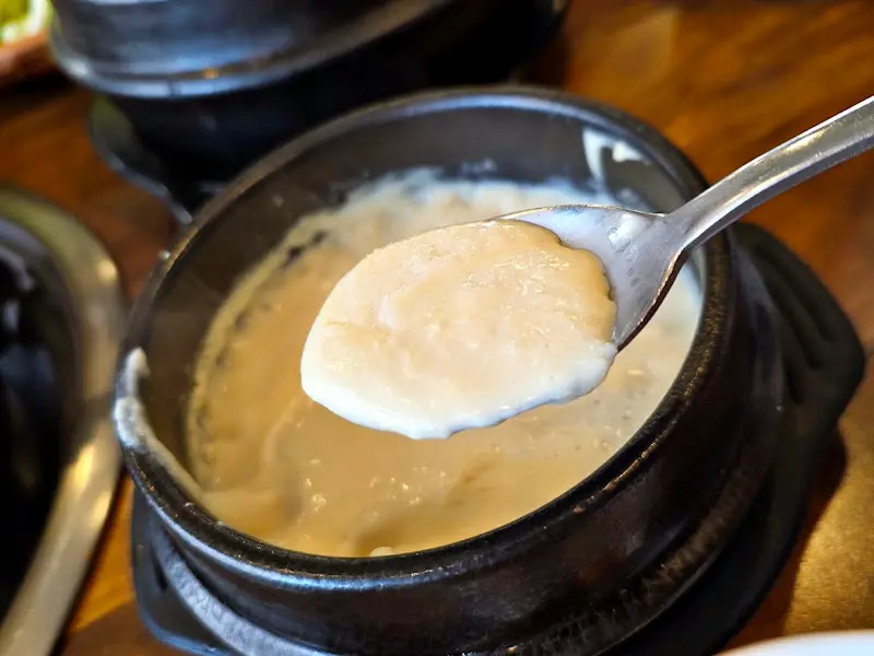 콩비지찌개를 숟가락으로 뜨는 모습