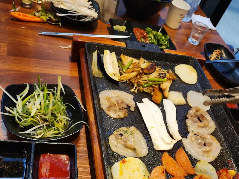 다양한 곁들임과 함께 즐기는 삼겹살