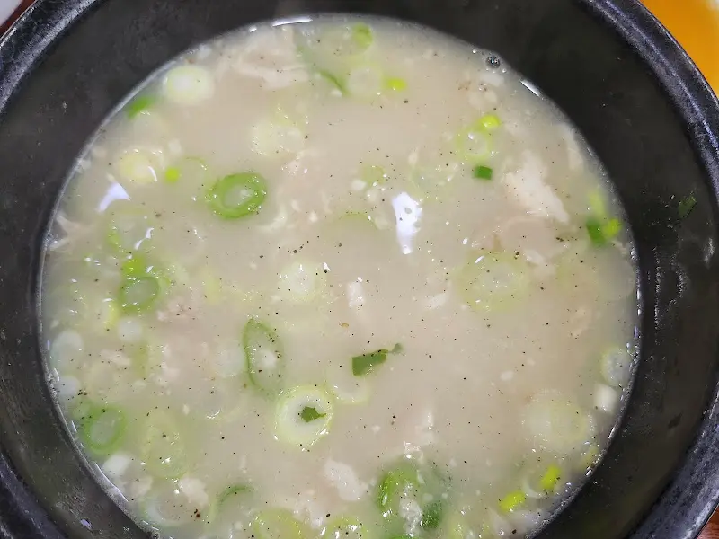 뽀얀 돼지국밥 국물