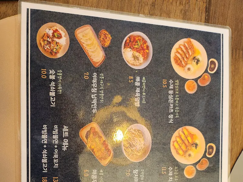 쫄면, 만두, 밥 메뉴를 보여주는 메뉴판