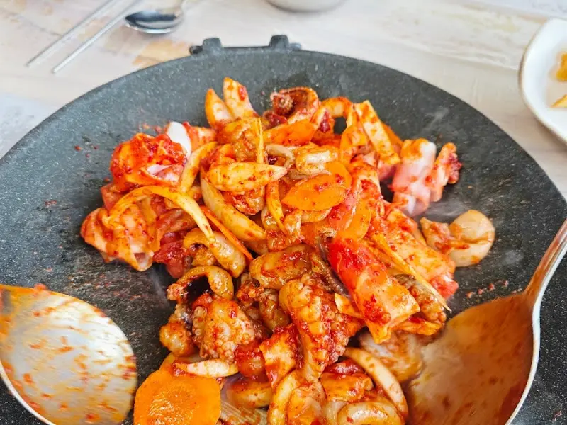 매콤한 쭈꾸미와 양파의 조화