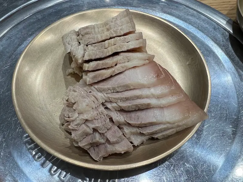 윤기가 흐르는 촉촉한 수육