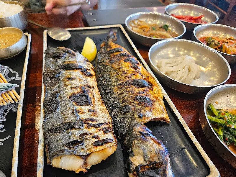 고등어 구이와 밑반찬