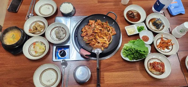 여러가지 음식이 차려진 테이블