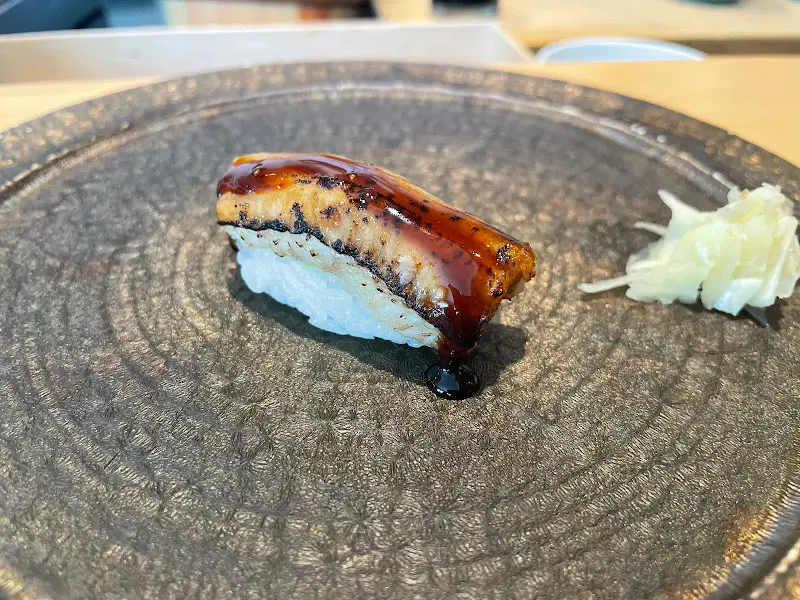 윤기가 흐르는 장어 초밥
