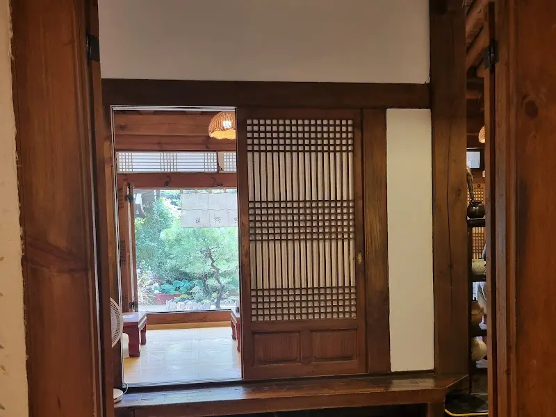 고즈넉한 한옥의 창살 너머로 보이는 풍경