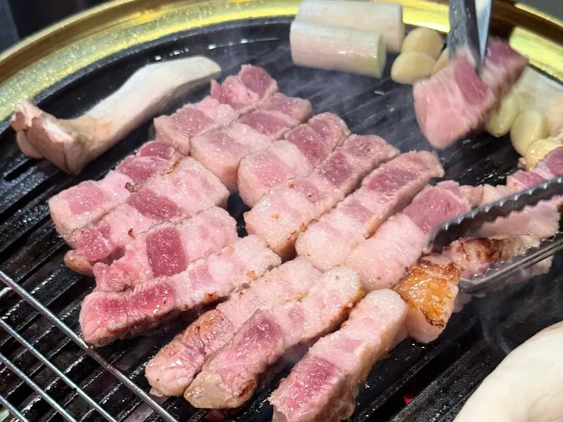 불판 위에서 맛있게 익어가는 프렌치랙