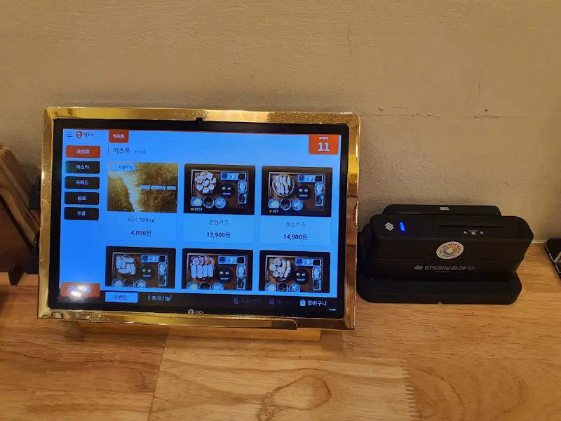 테이블에서 주문하는 모습