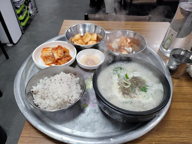 쟁반에 담겨 나오는 순대국 한 상