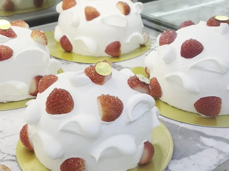 쇼케이스에 진열된 딸기 케이크