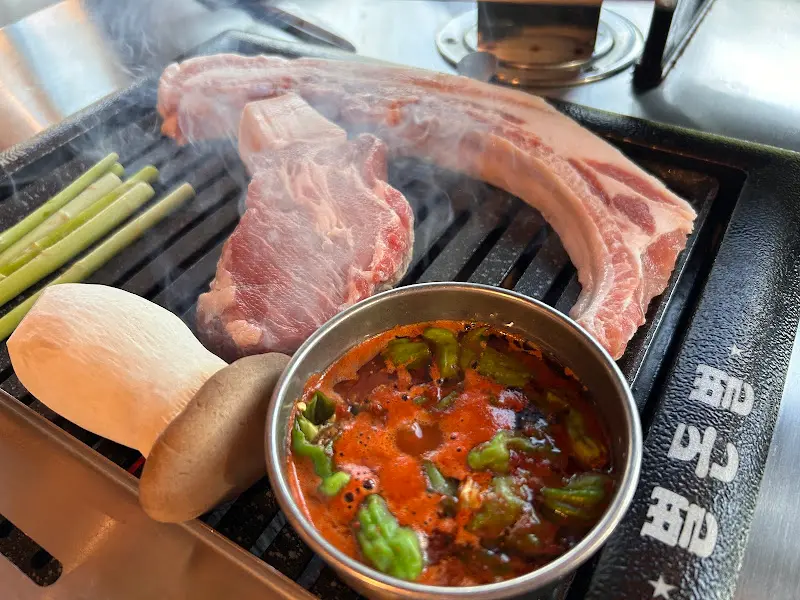 전문가의 손길로 구워지는 흑돼지