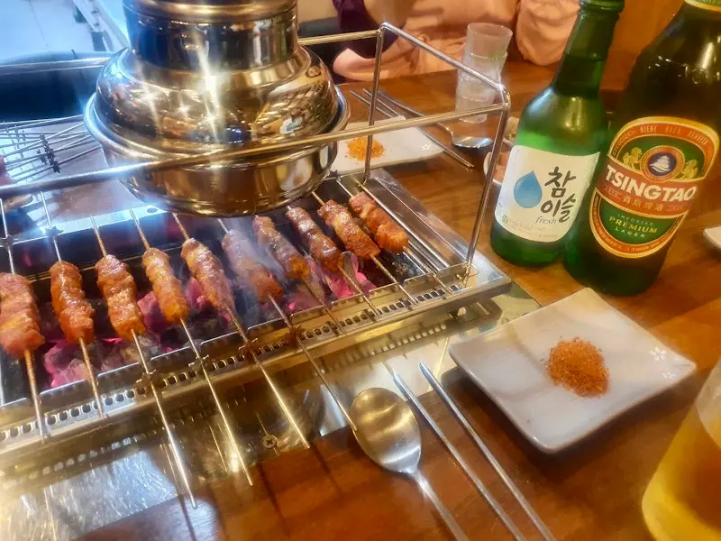 자동으로 돌아가는 꼬치 기계 위에서 맛있게 구워지는 양꼬치