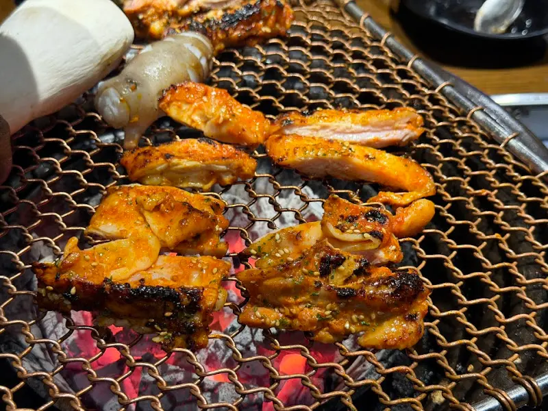 숯불 위에서 노릇하게 익어가는 닭갈비