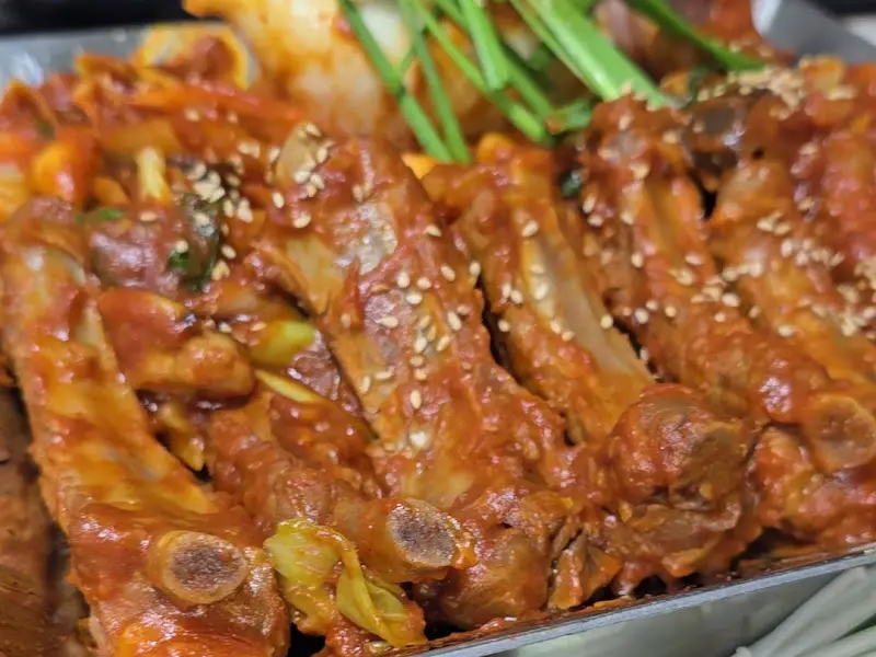 매콤한 양념이 일품인 등갈비