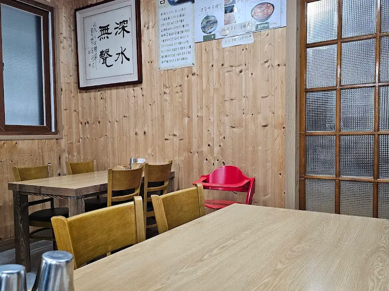 정겨운 식당 내부