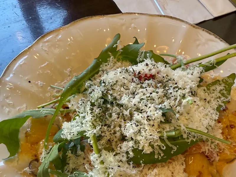 루꼴라와 치즈가 듬뿍 올려진 뇨끼