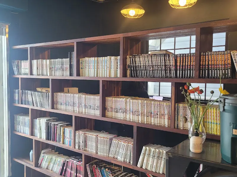 만화책이 가득한 벽면