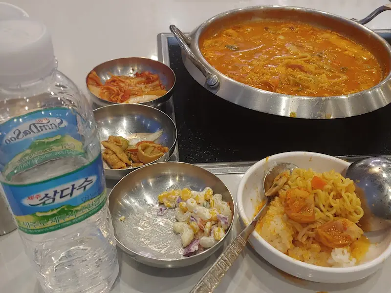 부대찌개와 함께 제공되는 밑반찬