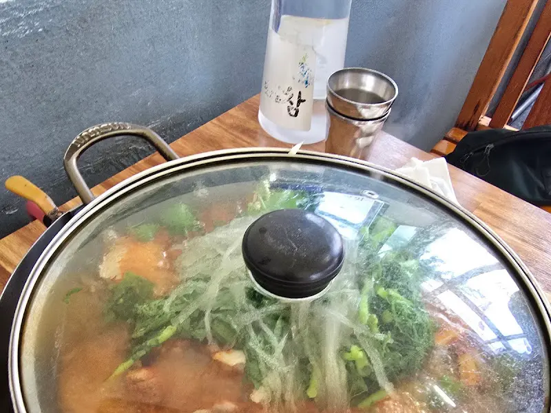 돼지찌개 냄비 뚜껑 덮인 모습