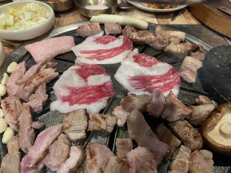 숯불에 구워지는 고기