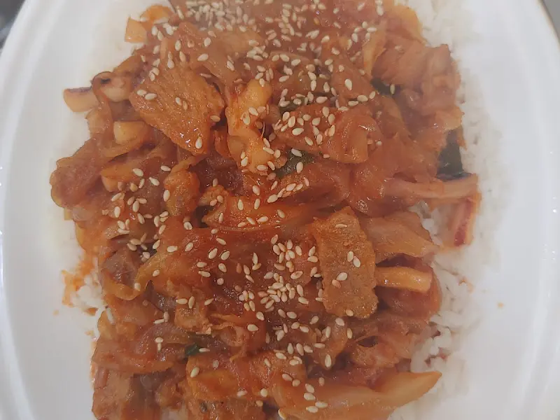 김치볶음밥 사진. 김치와 밥이 붉게 볶아져 있다.