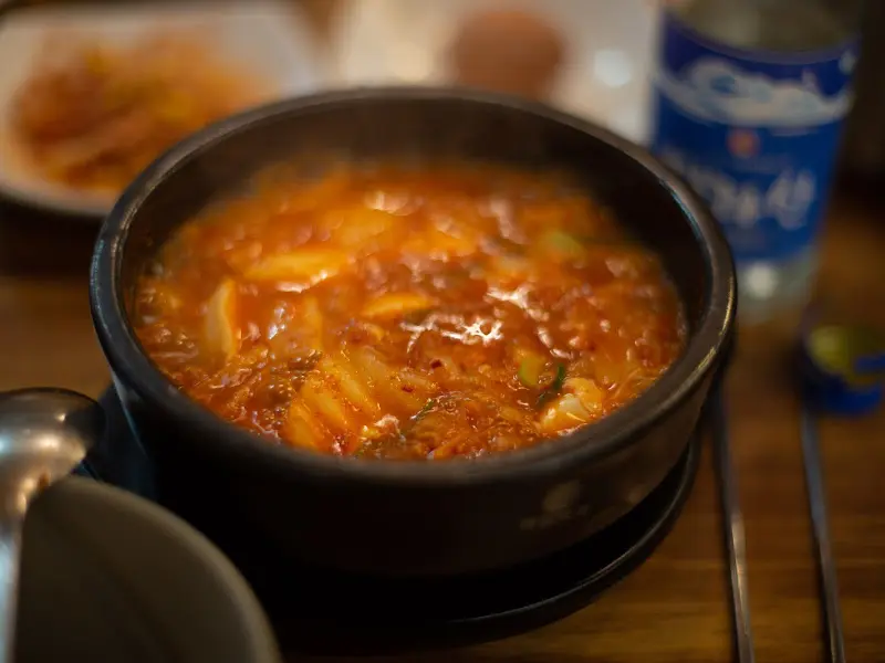 김이 모락모락 나는 얼큰한 순두부 찌개