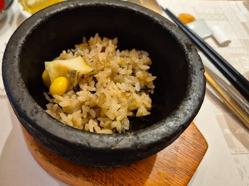 돌솥에 담겨 나온 알밥