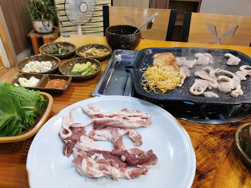 지글지글 익어가는 오리 대패 로스의 모습