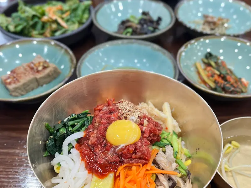 다양한 밑반찬이 정갈하게 담겨 나온 모습