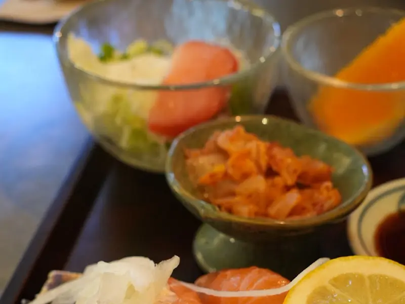 신선한 샐러드와 곁들임 반찬