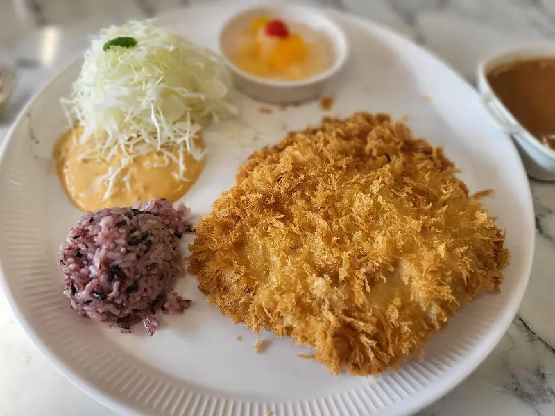 돈까스 한 상 차림